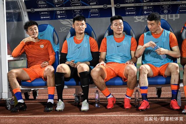国足与塔吉克斯坦同遭连败，FIFA排名接近